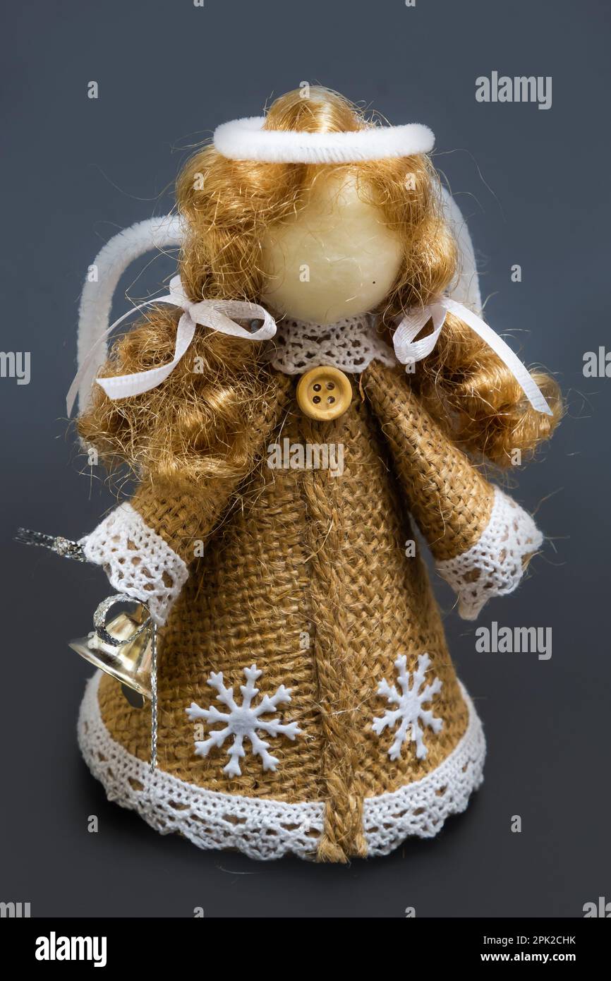 Motanka de poupée ukrainienne sans visage traditionnelle avec ailes d'ange et halo. Banque D'Images