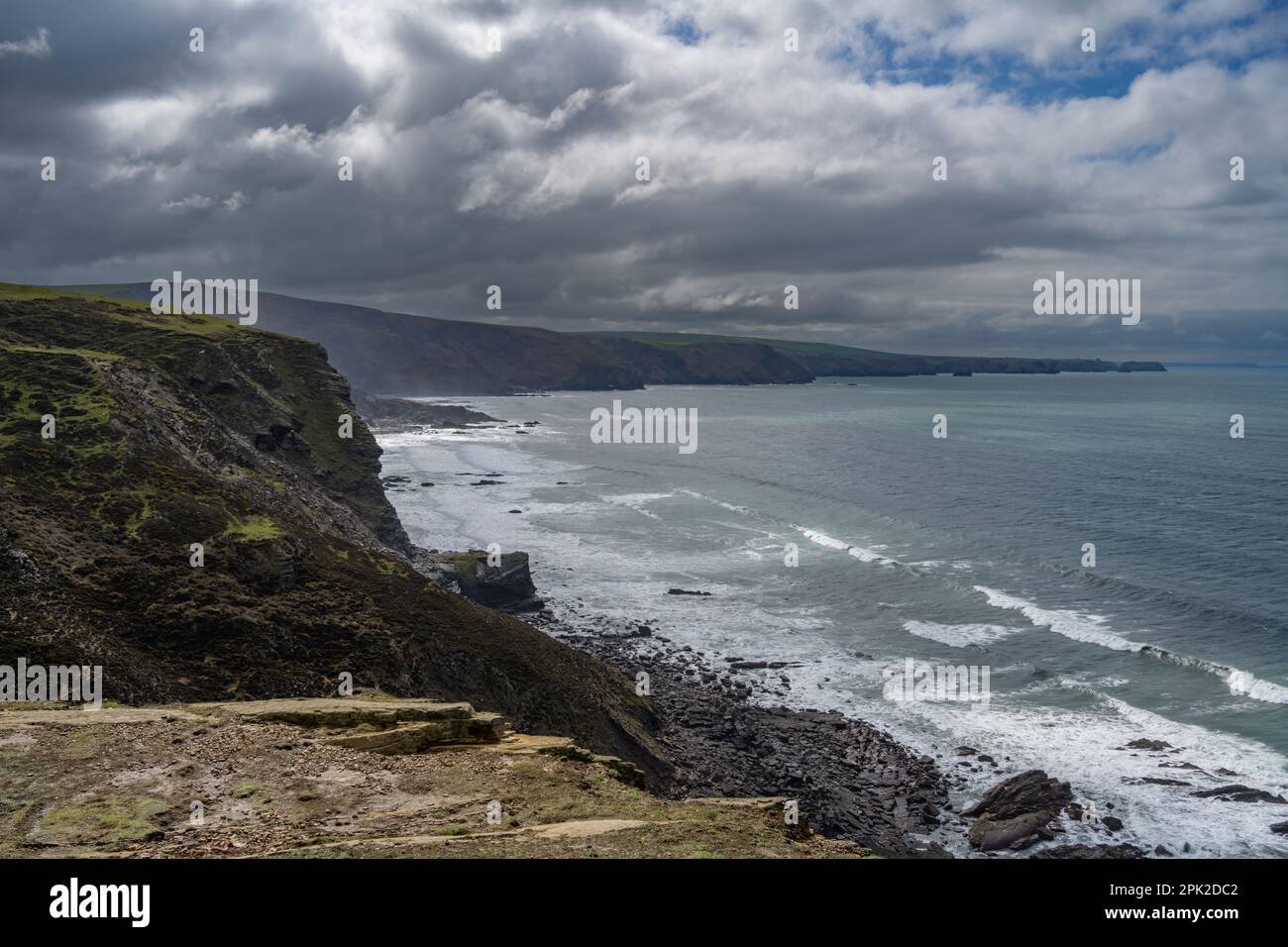 Vue vers le sud-ouest depuis Cambeak point près de Crackington Haven, Cornwall Banque D'Images