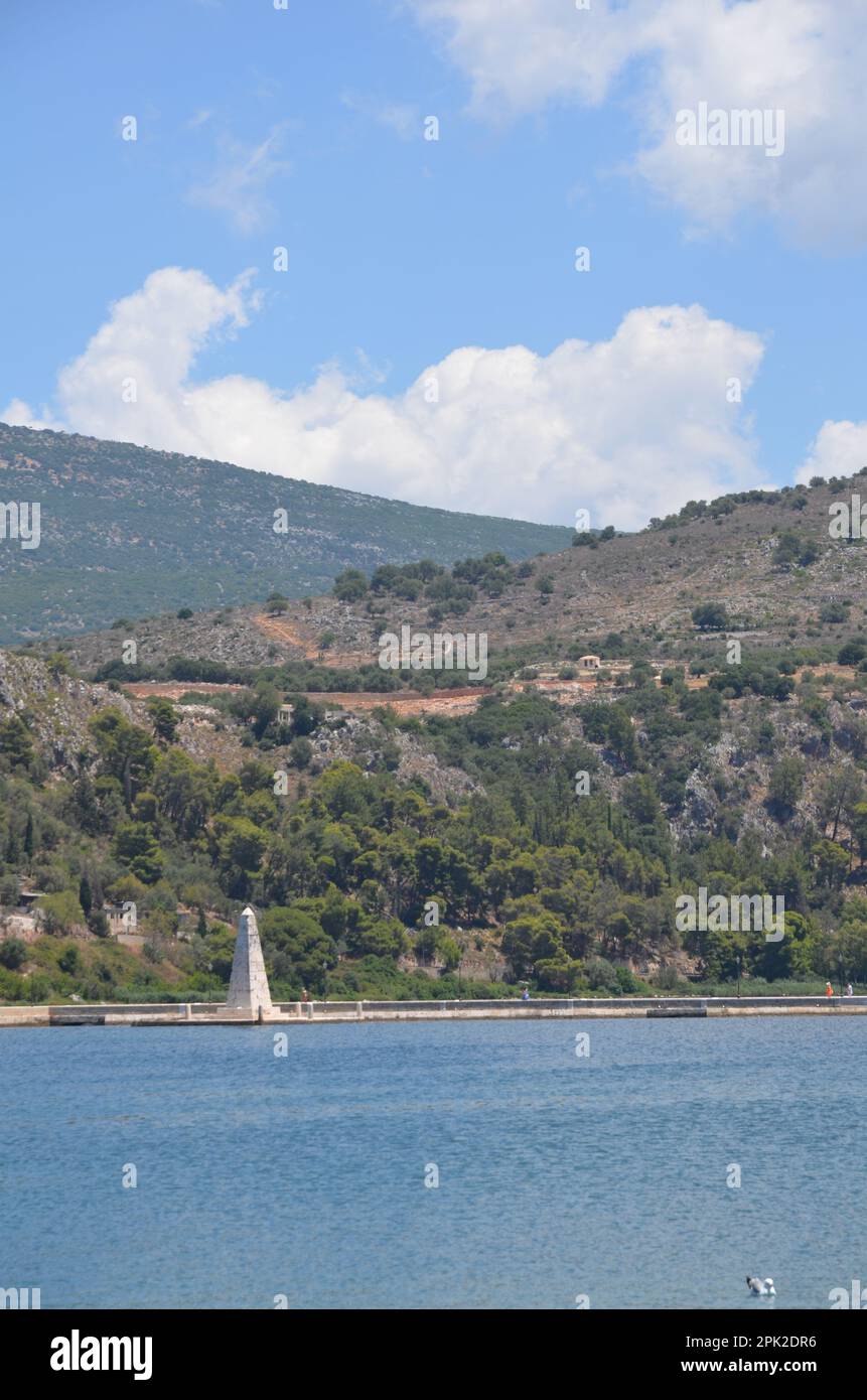 Grèce, mer Ionienne, île de Kefalonia, village traditionnel Assos et ville d'Argostoli Banque D'Images