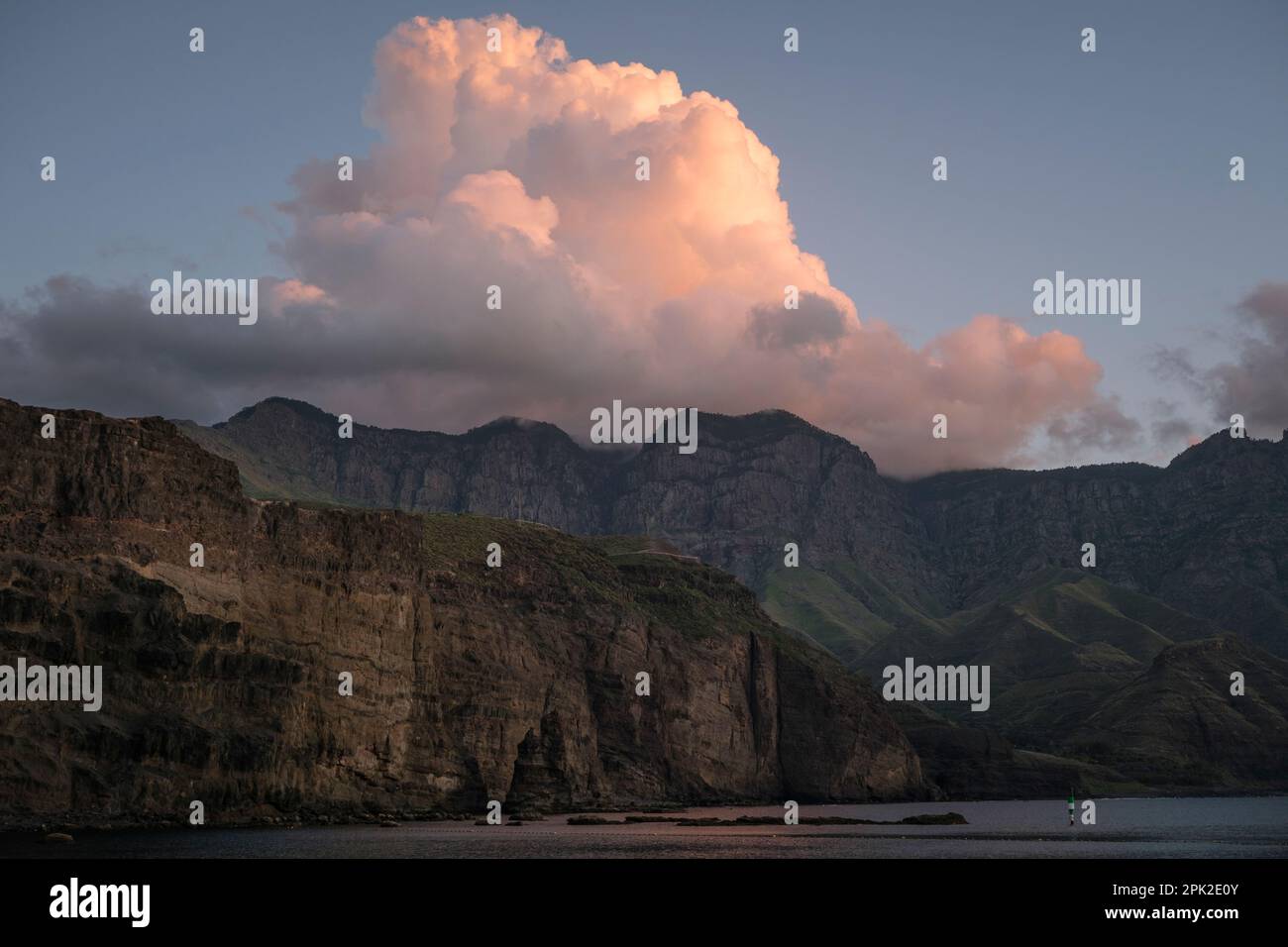 Montagnes côtières après le coucher du soleil, Gran Canaria Banque D'Images