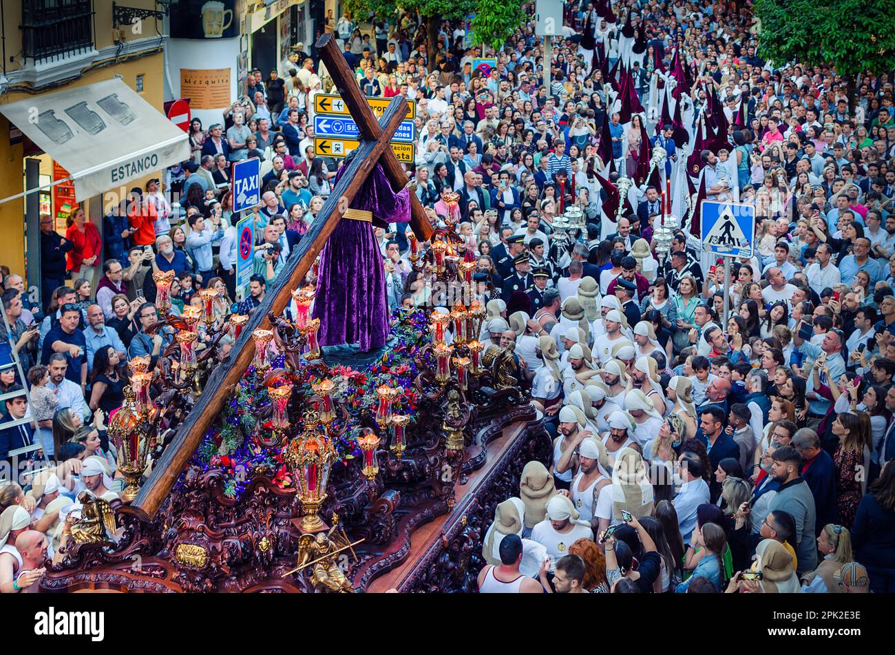 Procession pendant la semaine Sainte à Séville, Espagne Banque D'Images