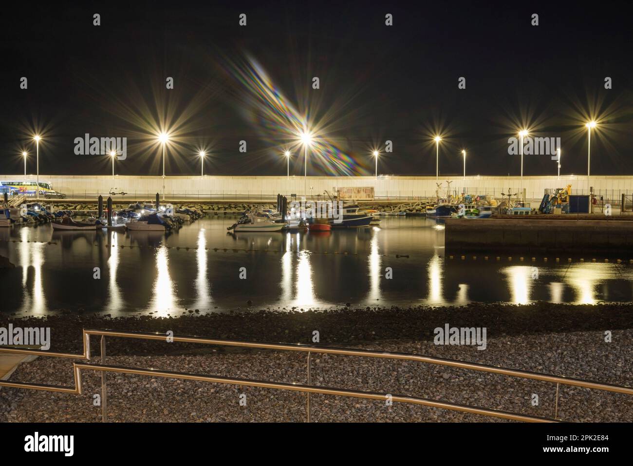 Lumières dans le port d'Agaete pendant la nuit Banque D'Images