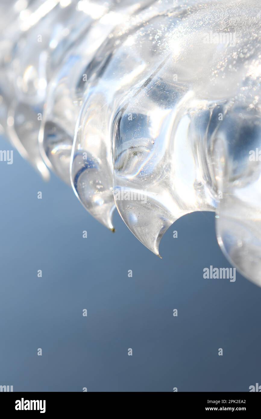 façonné par le vent et la météo... Dents de glace, griffes de glace ( inondation d'hiver 2020/2021 ), sculptures de glace naturelles, détails d'une plaque de glace suspendue Banque D'Images