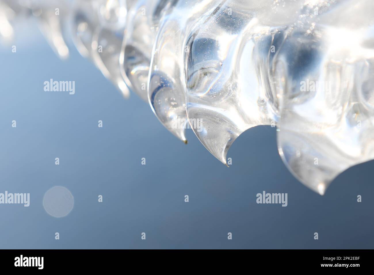 façonné par le vent et la météo... Dents de glace, griffes de glace ( inondation d'hiver 2020/2021 ), sculptures de glace naturelles, détails d'une plaque de glace suspendue Banque D'Images