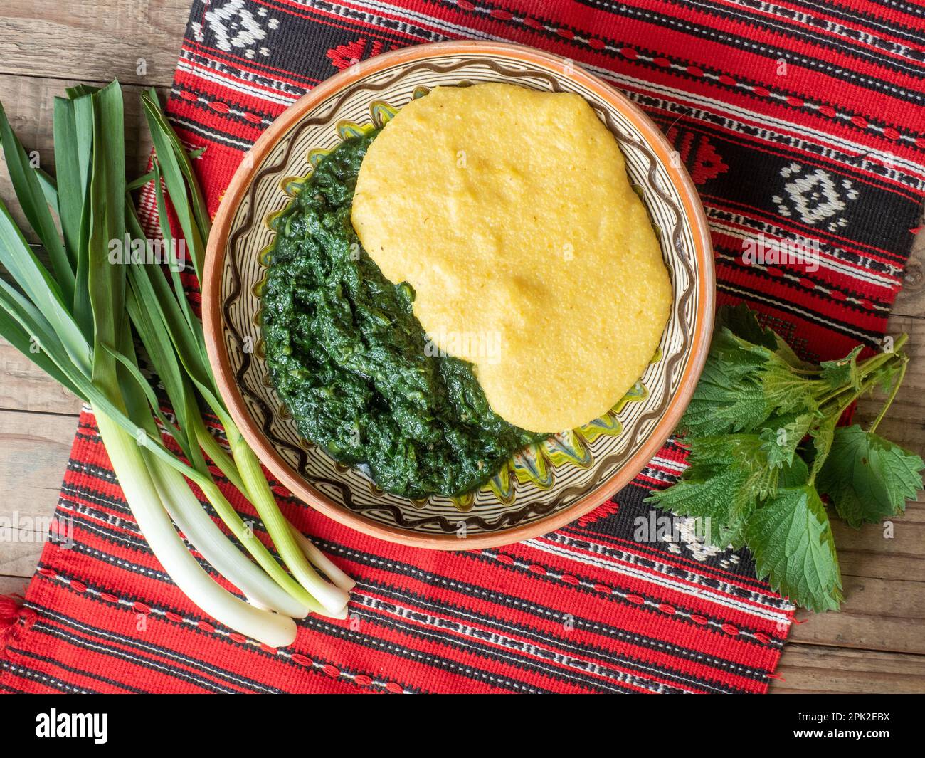 nourriture végétarienne avec des herbes d'ortie, de l'ail frais et de la polenta Banque D'Images