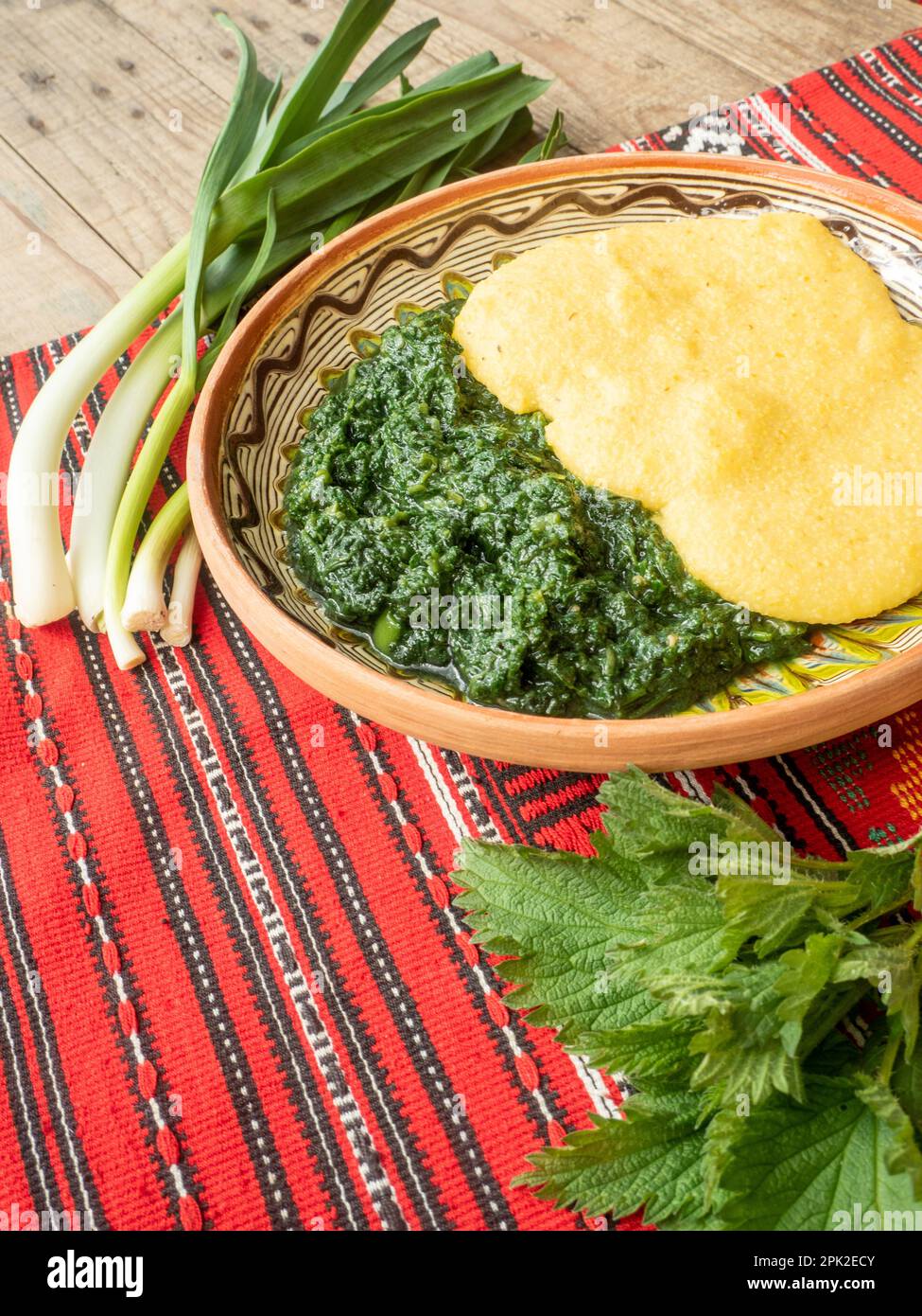 nourriture végétarienne avec des herbes d'ortie, de l'ail frais et de la polenta Banque D'Images