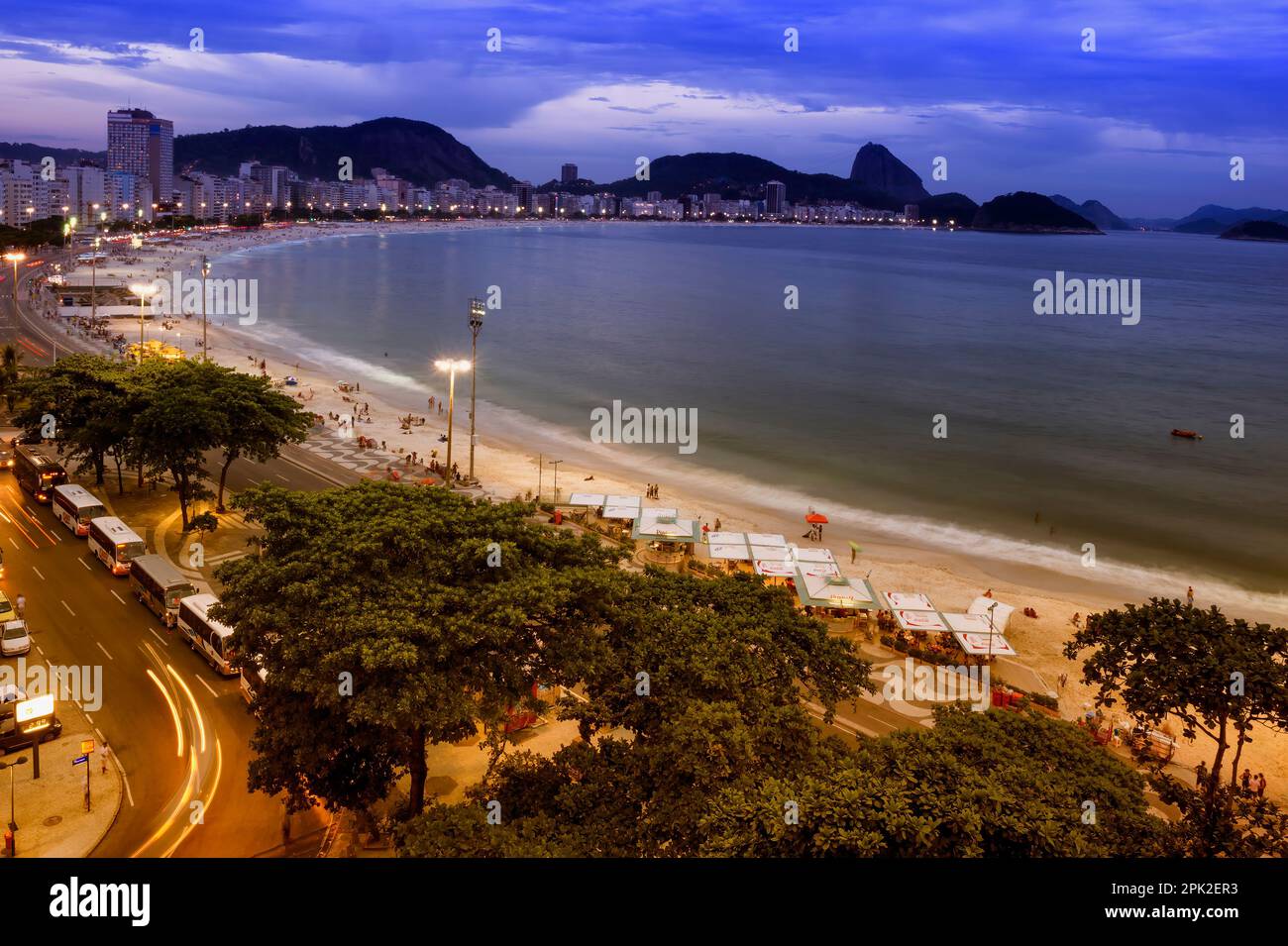 Copacabana et la colline du pain de sucre la nuit, Rio de Janeiro, Brésil Banque D'Images