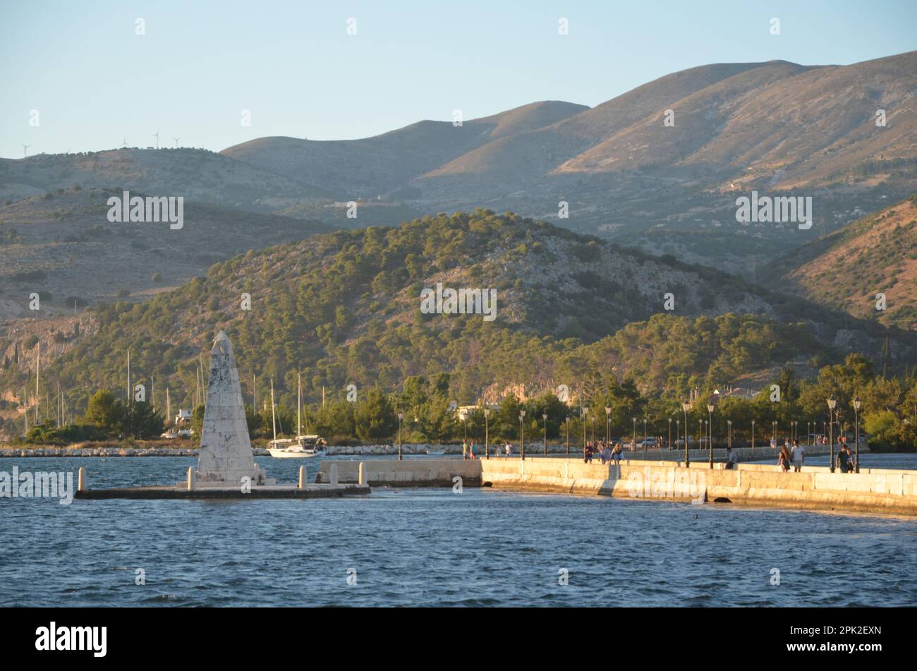 Grèce, mer Ionienne, île de Kefalonia, village traditionnel Assos et ville d'Argostoli Banque D'Images