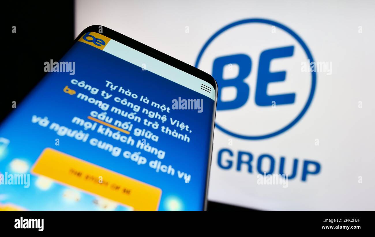 Smartphone avec le site Web de la société vietnamienne de technologie être Groupe JSC sur l'écran devant le logo d'affaires. Faites la mise au point dans le coin supérieur gauche de l'écran du téléphone. Banque D'Images