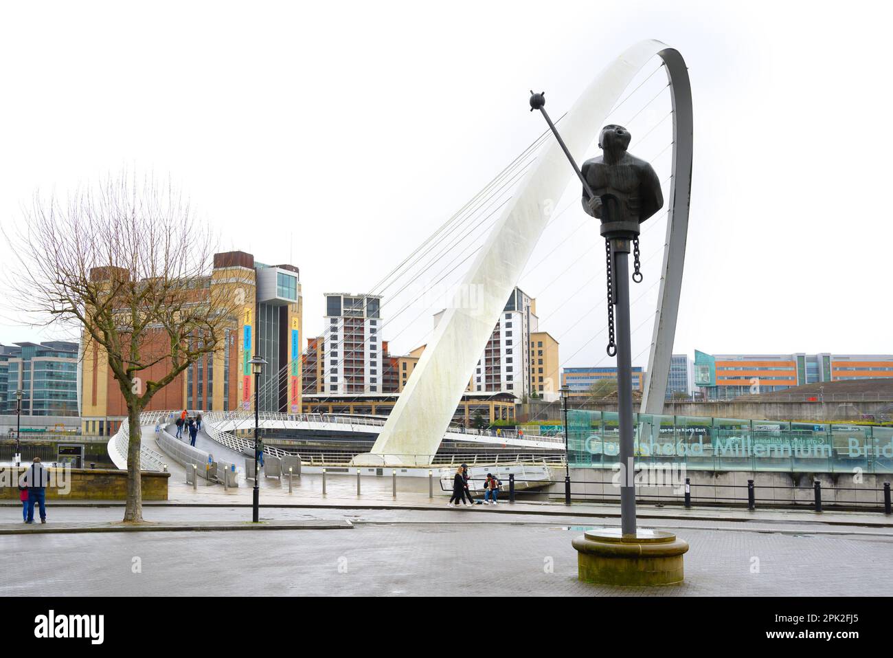 Newcastle upon Tyne, Tyne and Wear, Angleterre, Royaume-Uni. Statue sur le Quayside à côté du pont du millénaire 'River God' (André Wallace, 1996) Banque D'Images