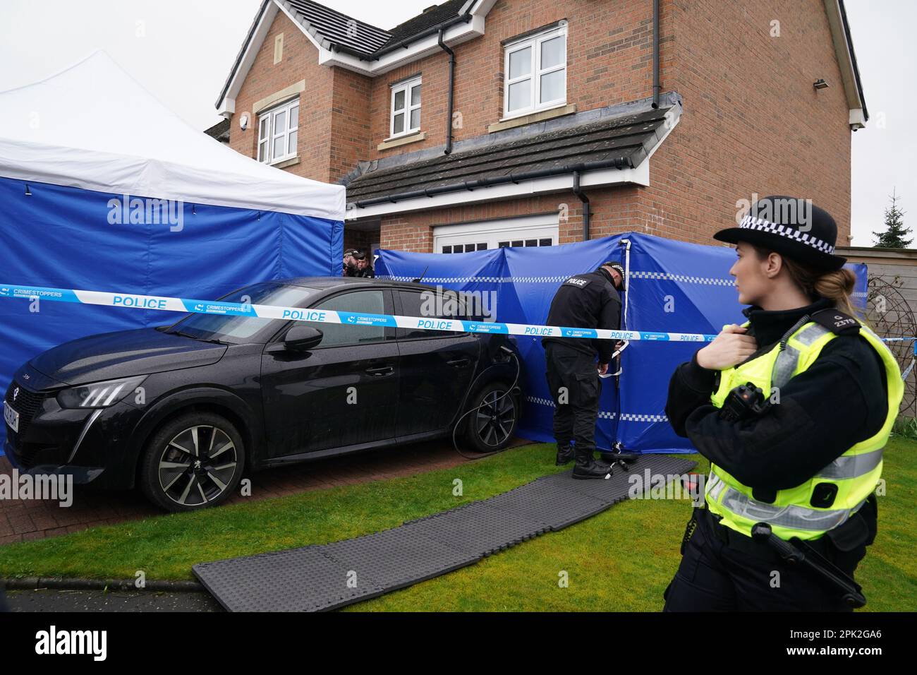 Des officiers de police écossaise au domicile de l'ancien chef de l'exécutif du Parti national écossais (SNP) Peter Murrell, à Uddingston, Glasgow, après avoir été arrêtés dans le cadre de l'enquête en cours sur le financement et les finances du parti. Date de la photo: Mercredi 5 avril 2023. Banque D'Images