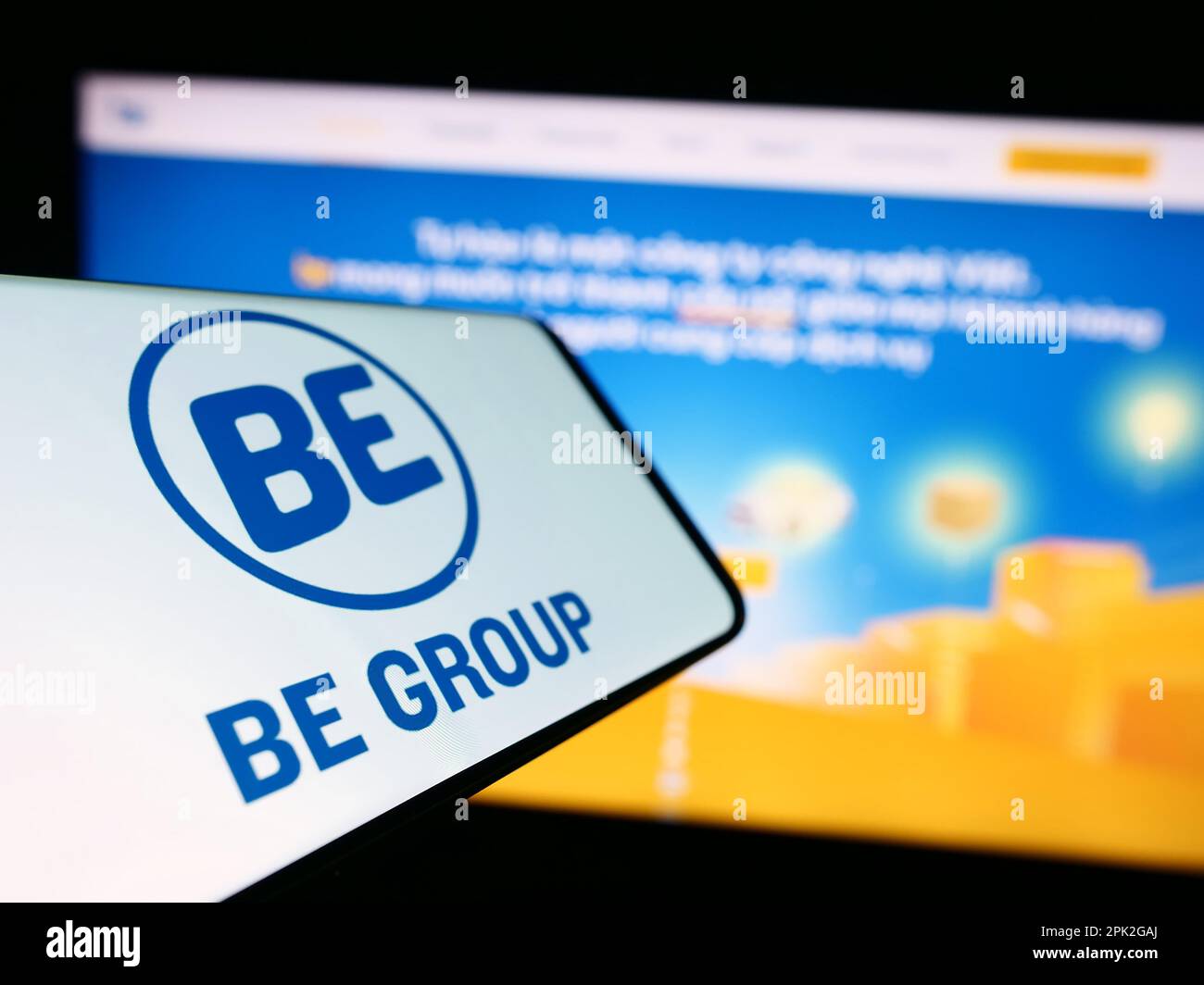 Téléphone mobile avec logo de la société vietnamienne de technologie être le Groupe JSC sur l'écran devant le site Web. Mise au point au centre-gauche de l'écran du téléphone. Banque D'Images