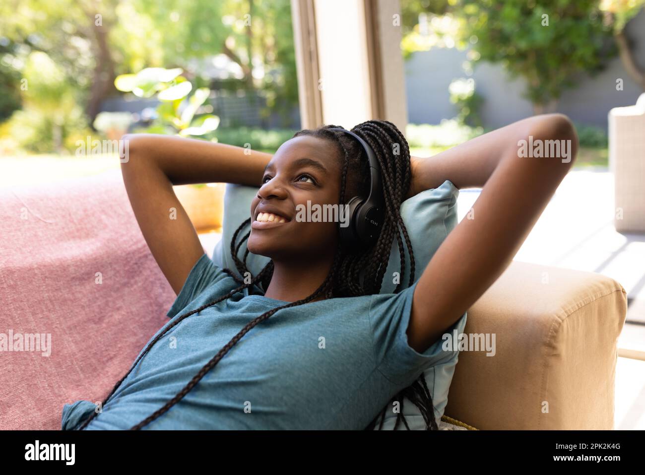 Fille Africaine Allong Sur Canap Banque De Photographies Et D images Fille Africaine Allong Sur Canap Banque De Photographies Et D images