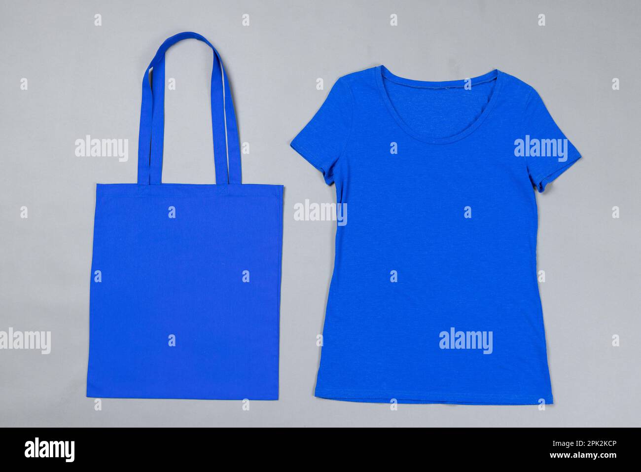 Vue en grand angle du sac en toile bleu et du t-shirt bleu avec espace pour  les copies sur fond gris. Sacs et mode concept Photo Stock - Alamy