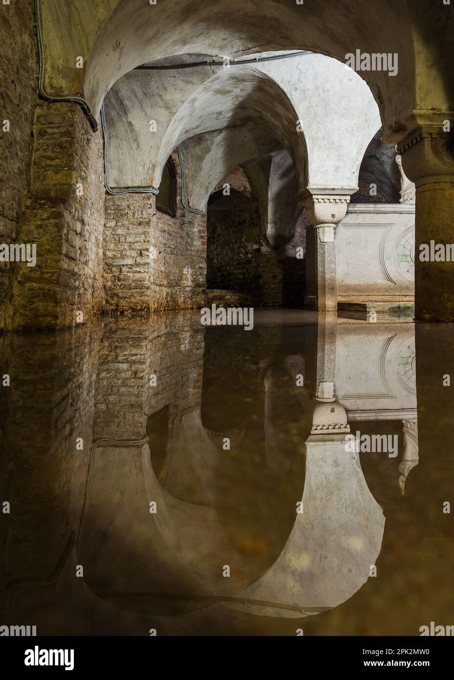 Crypte inondée dans une église catholique de Venise, Italie Banque D'Images