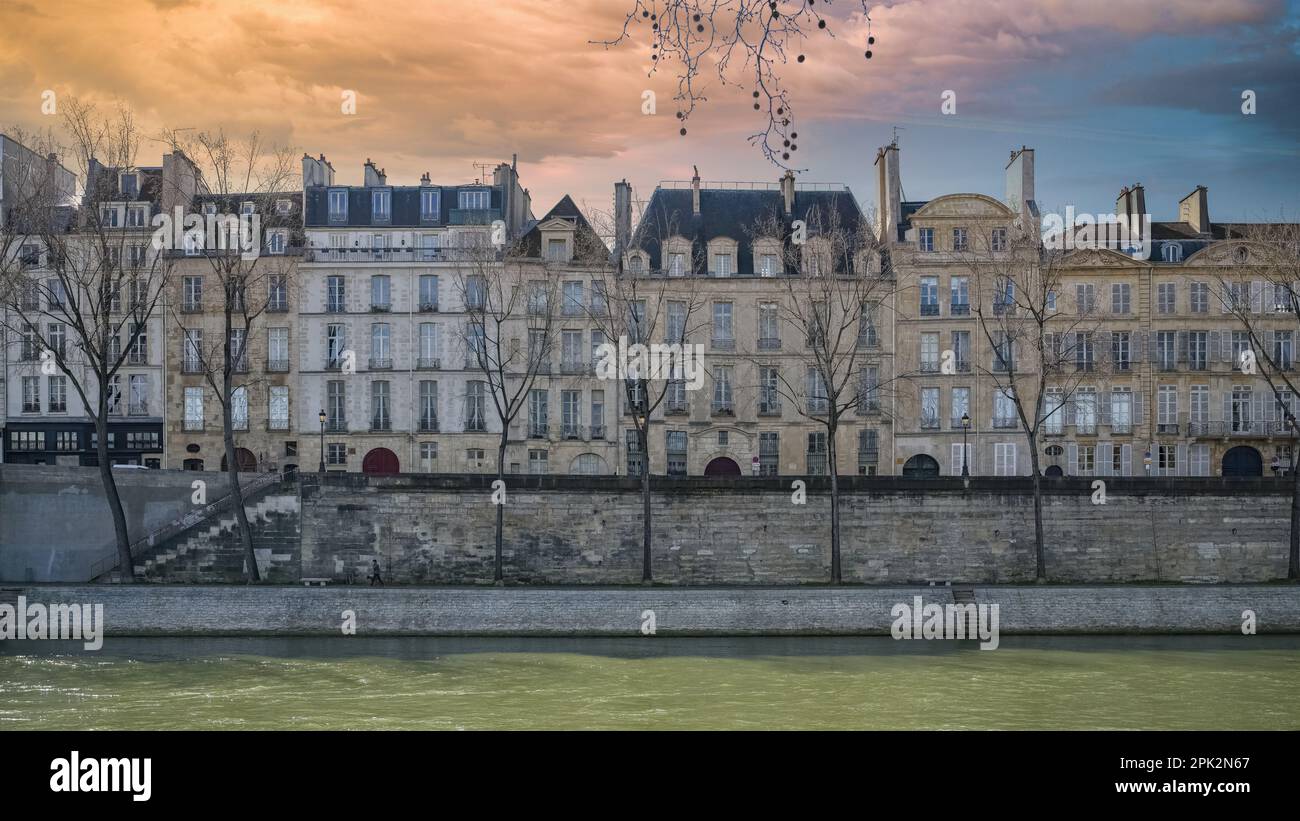 Paris, ile saint-louis et quai de Bourbon, sur la Seine, beaux bâtiments anciens Banque D'Images