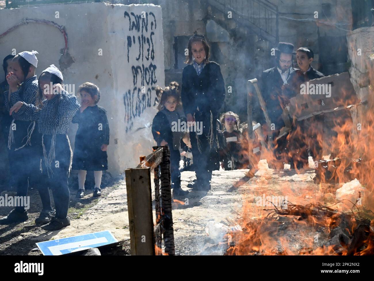 Jérusalem, Israël. 05th avril 2023. Les Juifs ultra-orthodoxes brûlent des produits léavés avant le début de la Pâque, qui commémore l'histoire de l'ancien exode des Israélites de l'esclavage en Égypte, à MEA Shearim, Jérusalem, mercredi, 5 avril, 2023. La semaine de fête de la Pâque est un jour férié majeur dans le judaïsme où tous les produits de chametz ou de leaven sont interdits et remplacés par le matzah. Photo de Debbie Hill/ Credit: UPI/Alay Live News Banque D'Images
