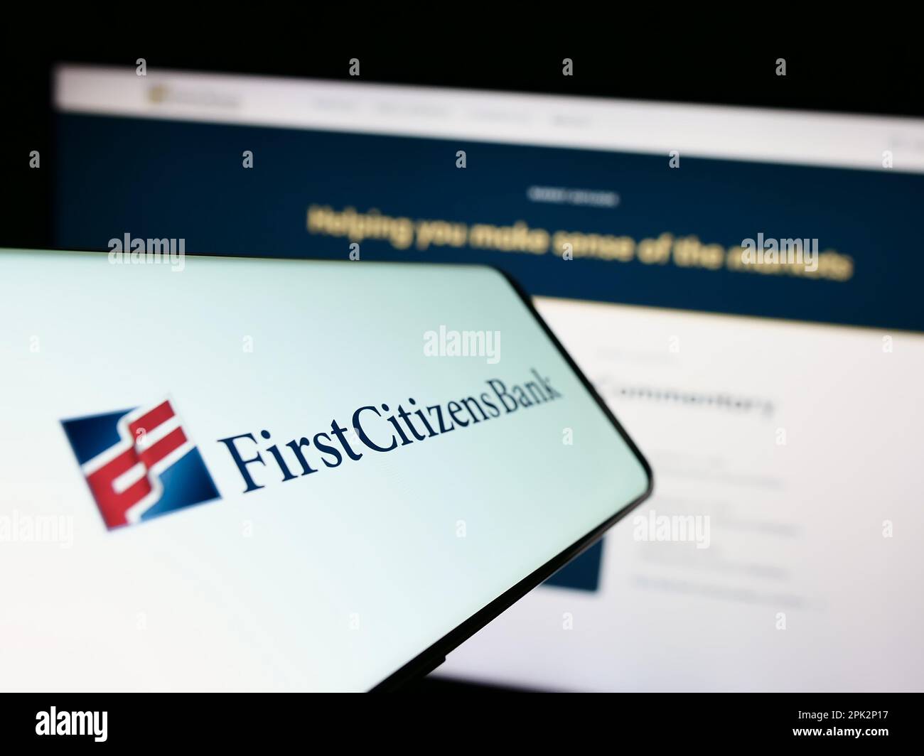 Téléphone mobile avec logo de la société financière américaine First Citizens Bank à l'écran devant le site Web. Concentrez-vous sur le centre de l'écran du téléphone. Banque D'Images