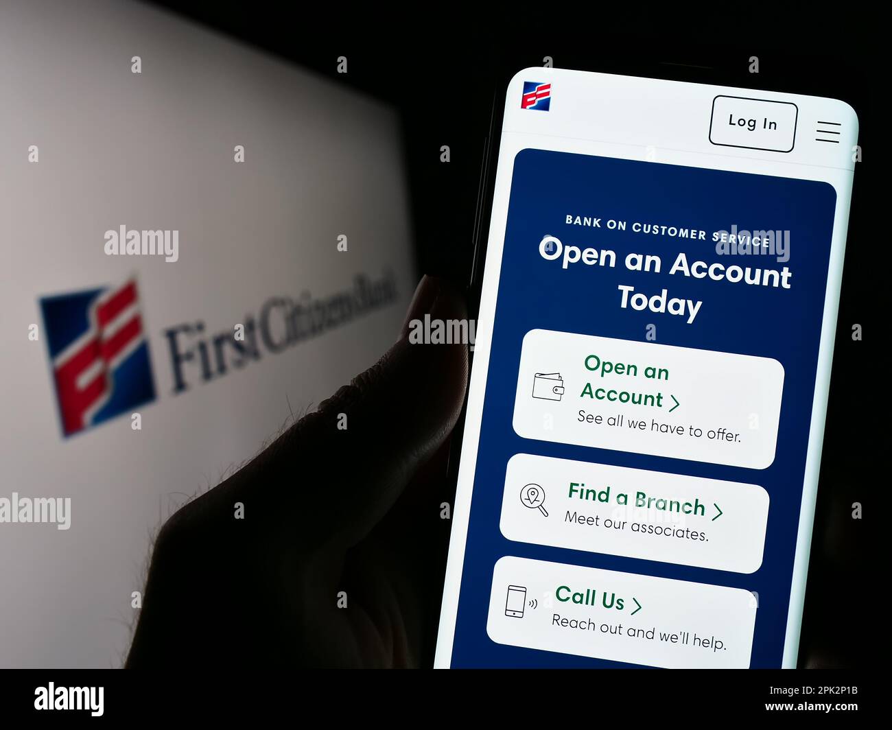 Personne tenant un smartphone avec le site Web de la société financière américaine First Citizens Bank à l'écran devant le logo. Concentrez-vous sur le centre de l'écran du téléphone. Banque D'Images