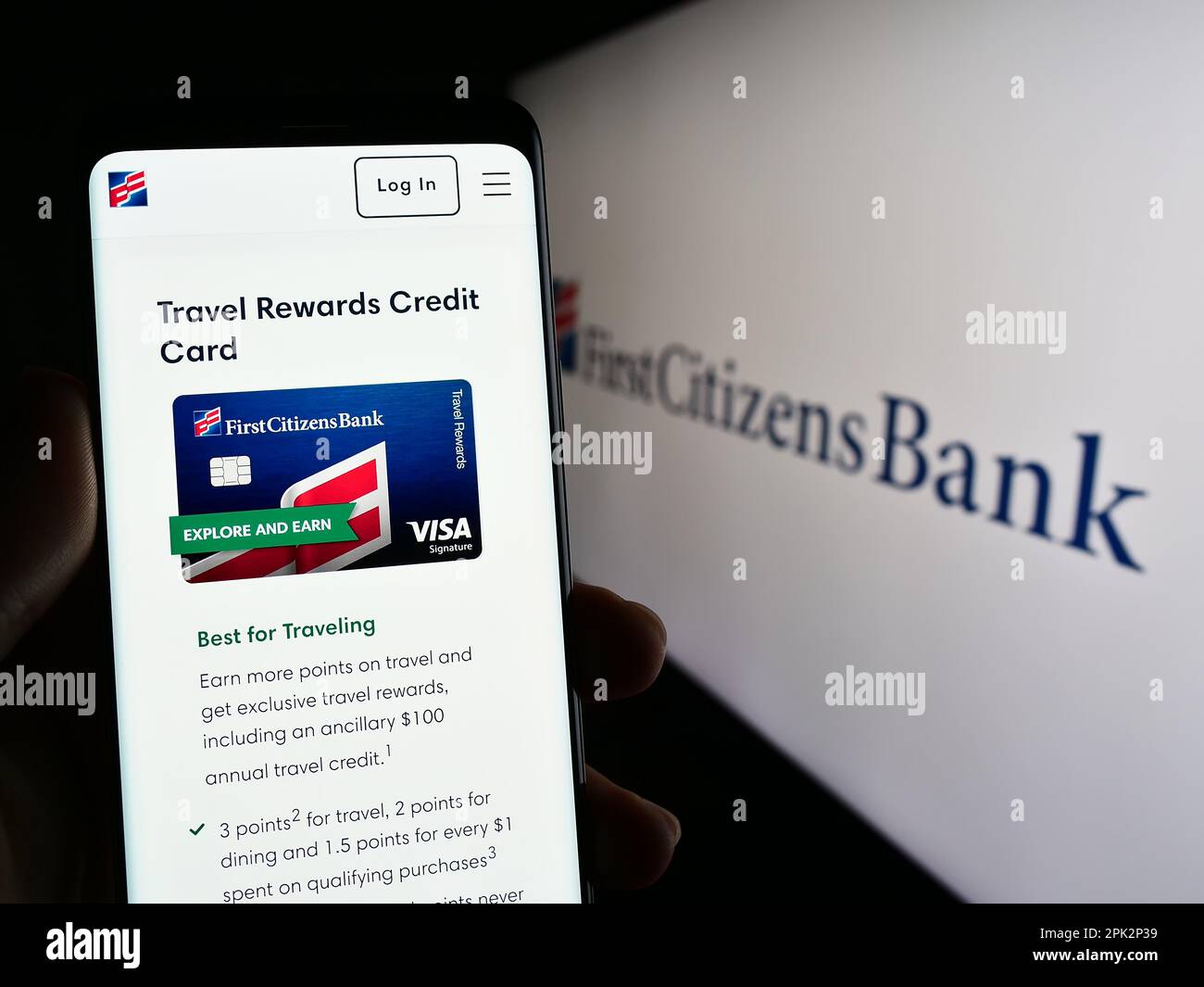 Personne tenant un téléphone portable avec la page Web de la société financière américaine First Citizens Bank à l'écran devant le logo. Concentrez-vous sur le centre de l'écran du téléphone. Banque D'Images