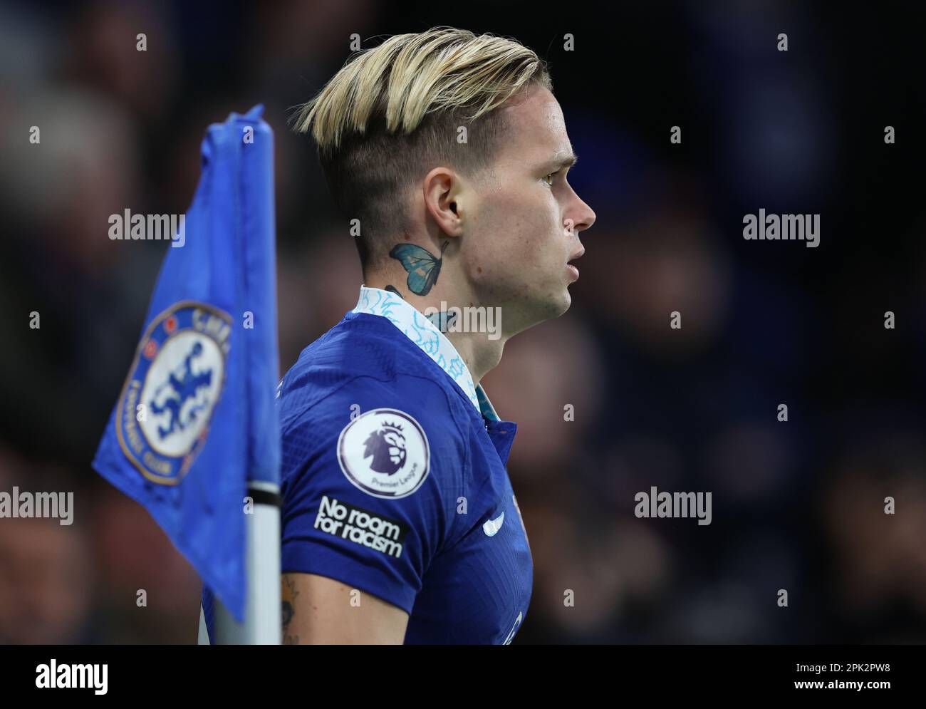 Londres, Royaume-Uni. 4th avril 2023. Mykhaylo Mudryk, de Chelsea, cherche à montrer son tatouage sur son cou lors du match de la Premier League à Stamford Bridge, Londres. Le crédit photo devrait se lire: Paul Terry/Sportimage crédit: Sportimage/Alay Live News Banque D'Images
