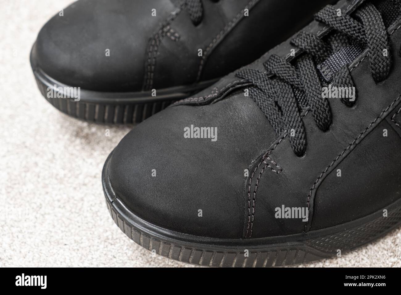 Chaussures en nubuck, baskets noires pour hommes, bottes. Entretien des chaussures Banque D'Images
