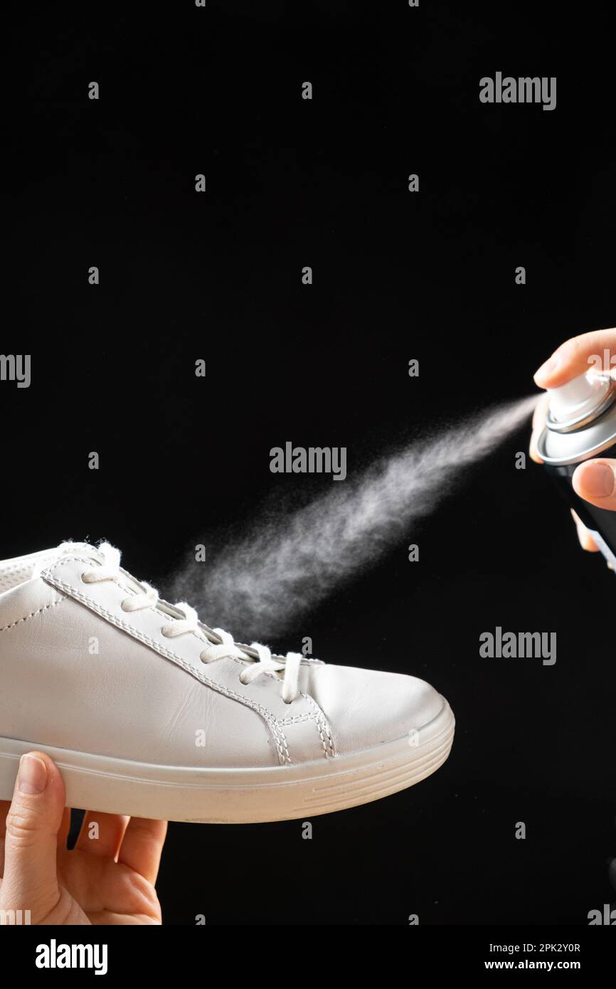 Application d'un spray hydrophobe hydrofuge sur les sneakers blanches pour  femme. Protection des chaussures contre l'humidité, la saleté et les odeurs  désagréables Photo Stock - Alamy
