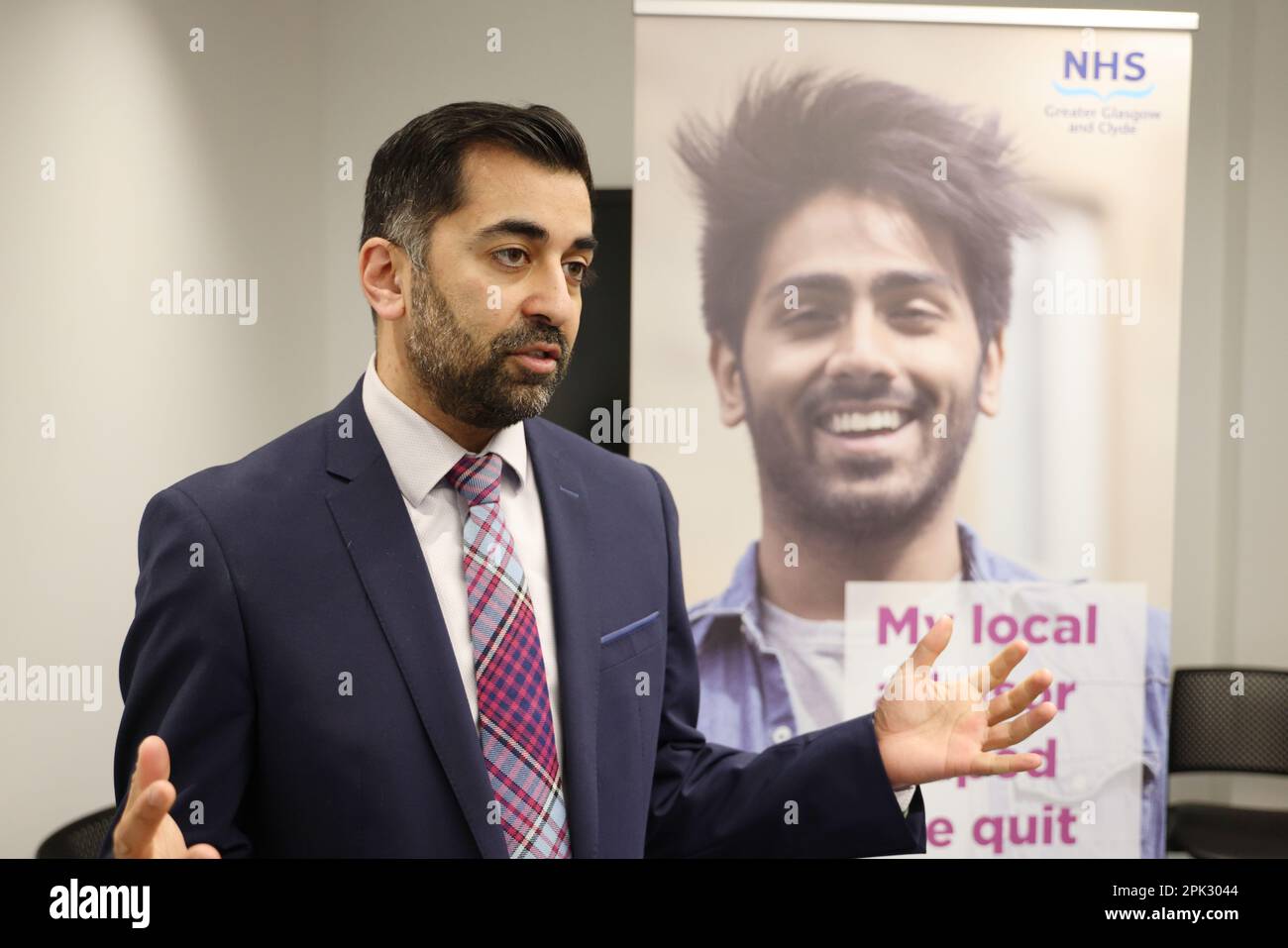 Lors d'une visite au Centre de santé et de soins de New Gorbals à Glasgow, le premier ministre Humza Yousaf a annoncé des fonds supplémentaires pour lutter contre les inégalités en matière de santé et pour rencontrer certains membres du personnel chirurgical et des patients qui ont bénéficié d'un financement antérieur. Date de la photo: Mercredi 5 avril 2023. Banque D'Images