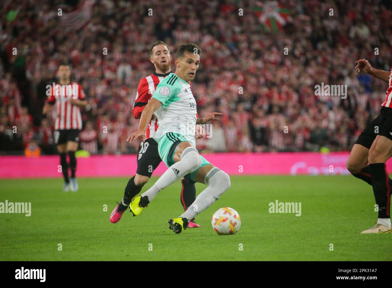 Bilbao, Espagne. 04th avril 2023. Le joueur de CA Osasuna, Torró (6) avec le ballon pendant la deuxième partie des demi-finales de la coupe SM El Rey entre le Club Athlétique et CA Osasuna, sur 04 avril 2023, dans le stade de San Mames, Bilbao, Espagne. (Photo par Alberto Brevers/Pacific Press/Sipa USA) Credit: SIPA USA/Alay Live News Banque D'Images