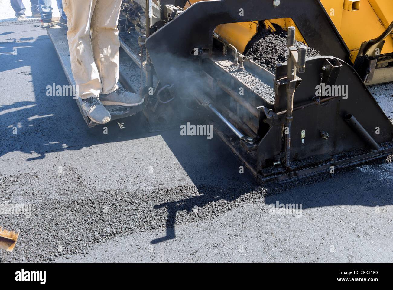 La machine à laver à la vapeur rouleur de route pendant le processus de construction nouvelle route, après le processus de superposition de vers le bas Banque D'Images