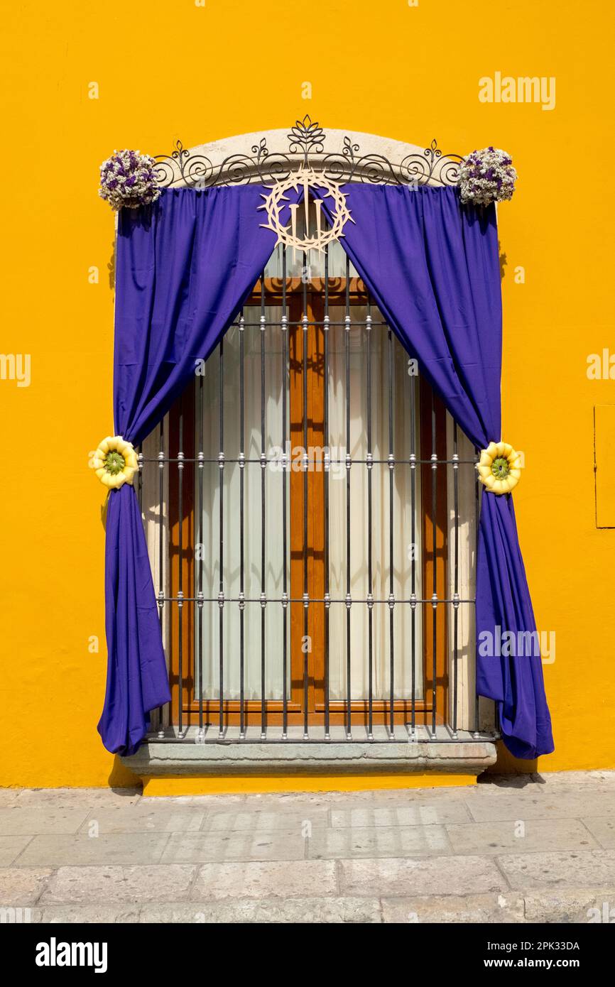 Fenêtre décorée pour les célébrations de Pâques, célèbre rue piétonne Macédoine Alcala, centre historique Oaxaca, Oaxaca de Juarez, Mexique Banque D'Images