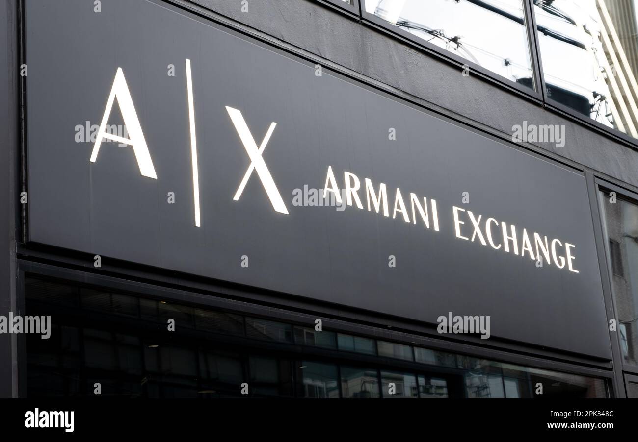 13 mars 2023 - Tokyo, Japon : gros plan du logo de la boutique Armani Exchange, Tokyo, Japon Banque D'Images