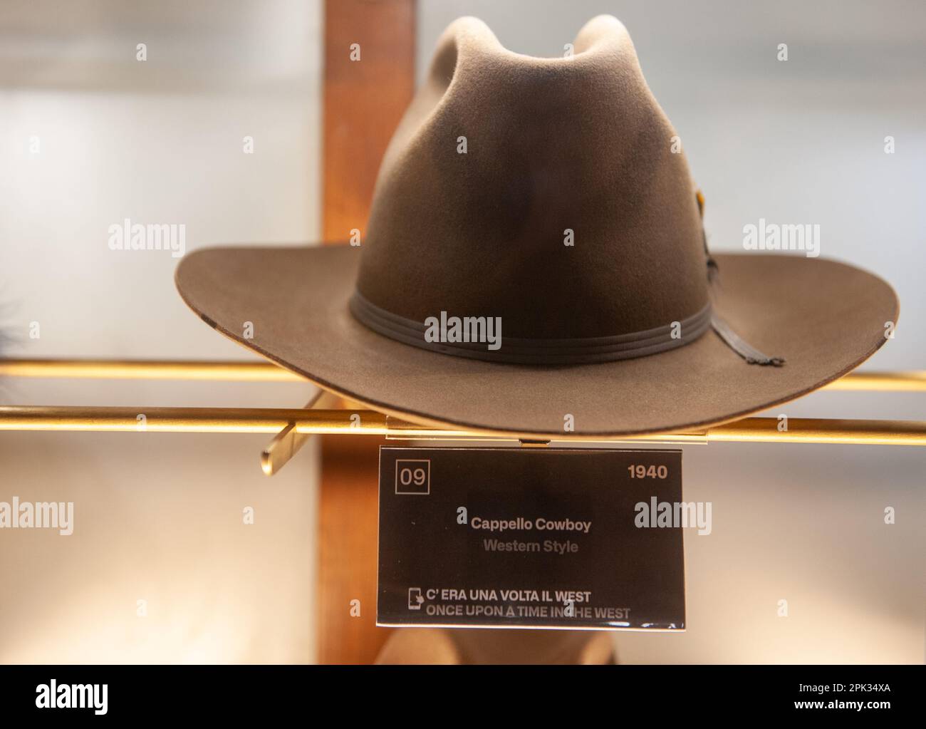 Découvrez l'importance culturelle des chapeaux Borsalino à l'exposition du musée. Découvrez la beauté et le luxe de la mode italienne au musée Borsalino Banque D'Images