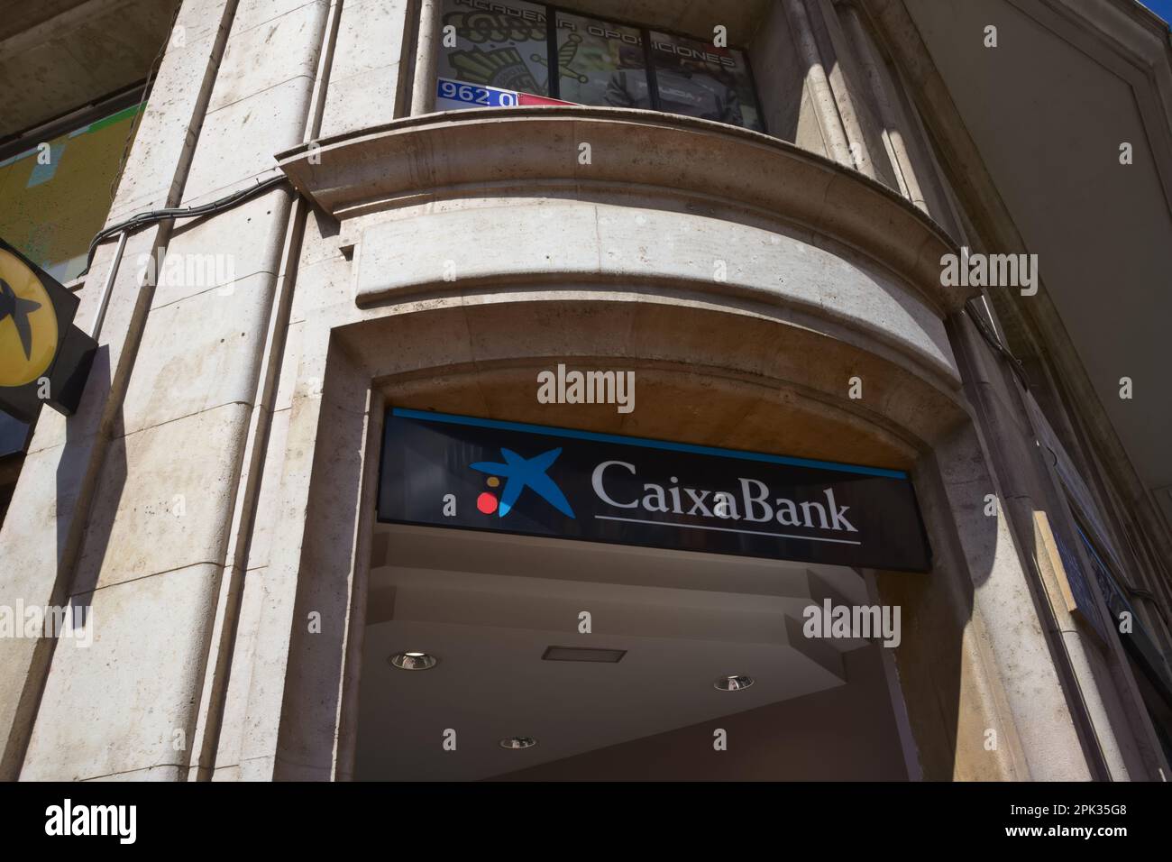 2023.Valence, Espagne. CaixaBank logo à son bureau sur la Plaza España dans la ville de Valence Banque D'Images