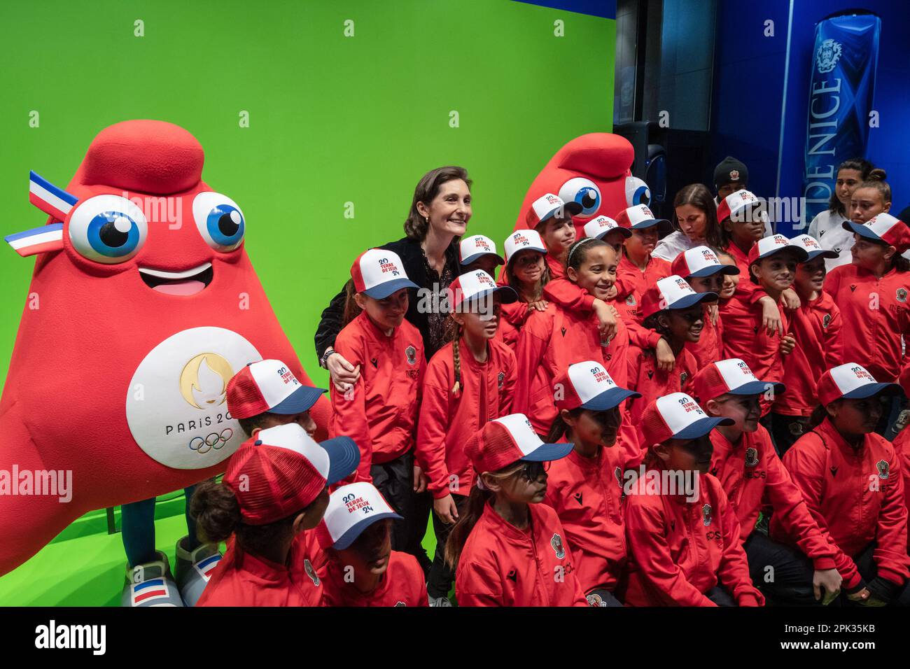 Amélie OudeaCastera, ministre des Sports de France, pose avec les