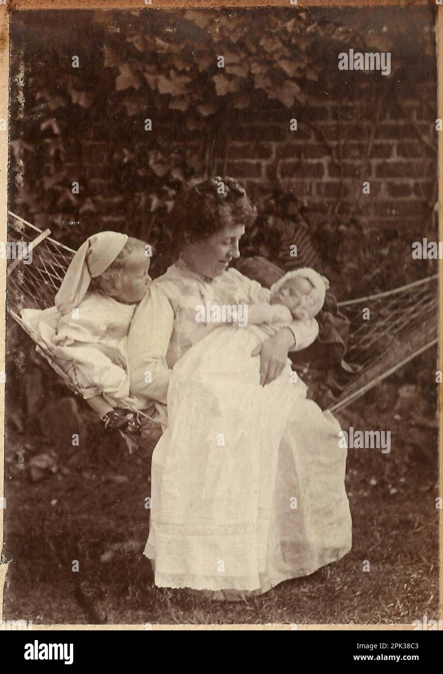 Dame inconnue avec bébé et un autre crochet John bébé inconnu, ca 1908 Banque D'Images