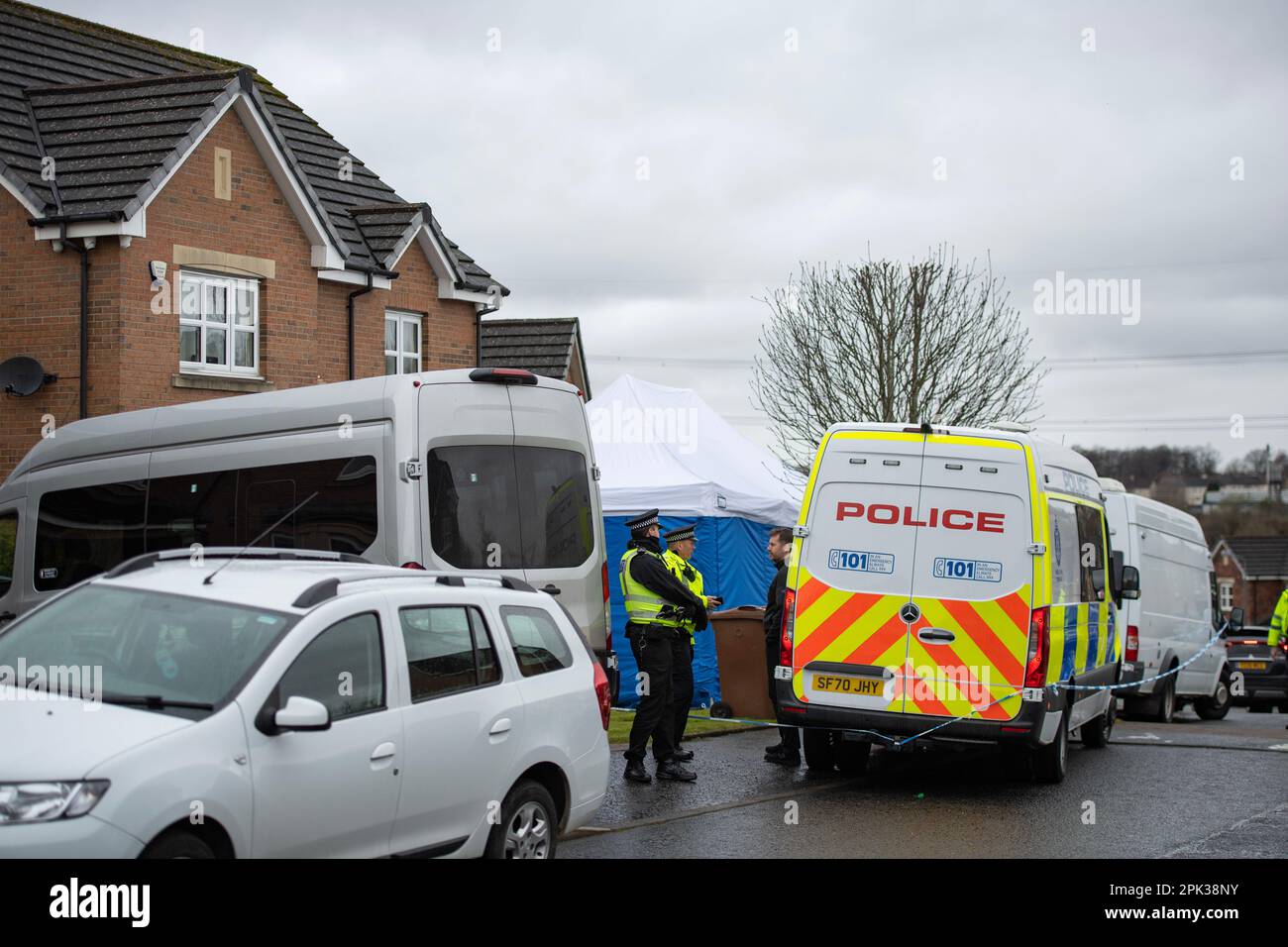 Glasgow, Écosse, Royaume-Uni. 5th avril 2023. PHOTO : raid de la police dans la maison de Peter Murrell, mari de Nicola Sturgeon et ancien PDG du Parti national écossais (SNP), arrêté à la suite d'une enquête de financement du SNP. Une présence policière est visible à l'extérieur et dans le jardin arrière, ainsi que de grands fourgons stationnés dans la voie de conduite et un bus et une tente blanche qui a été érigée dans le jardin avant pendant que la police effectue des enquêtes. Crédit : Colin Fisher/Alay Live News Banque D'Images