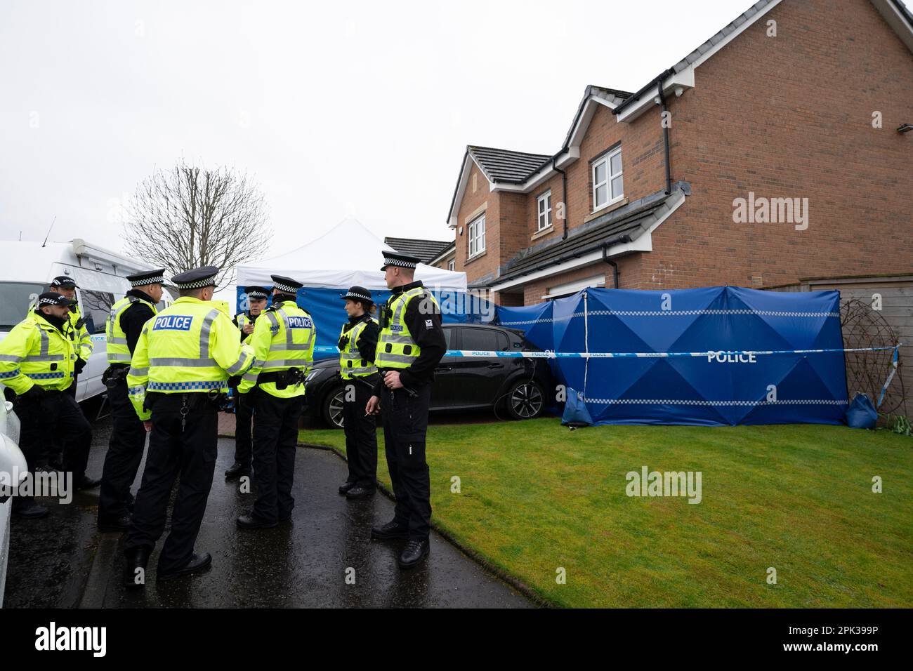 Uddingston, Écosse, Royaume-Uni. 5 avril 2023. La police au domicile de l'ancien premier ministre Nicola Sturgeon et de Peter Murrell après avoir été avisé que l'ancien chef de la direction du SNP Peter Murrell a été arrêté. Iain Masterton/Alay Live News Banque D'Images