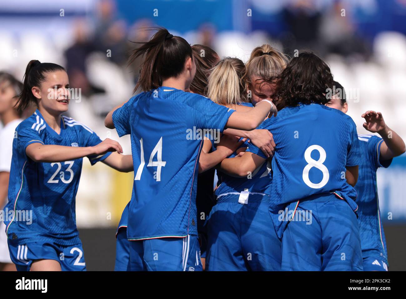 Vercelli, Italie, 5th avril 2023. ELISA Pfattner, d'Italie, fête avec ses coéquipiers après avoir marqué une première demi-pénalité pour donner à la partie une avance de 1-0 lors du championnat UEFA U19 au Stadio Silvio Piola, Vercelli. Le crédit photo devrait se lire: Jonathan Moscrop / Sportimage Banque D'Images