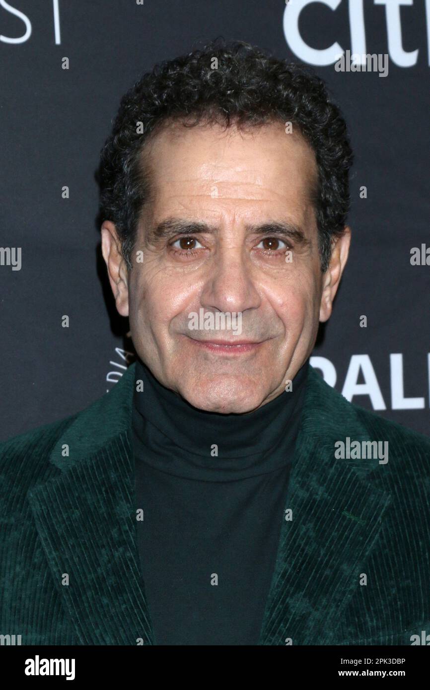 LOS ANGELES - APR 4: Tony Shalhoub au PaleyFest 2023 - la merveilleuse Mme Maisel au Dolby Theatre sur 4 avril 2023 à Los Angeles, CA (photo par Katrina Jordanie/Sipa USA) Banque D'Images