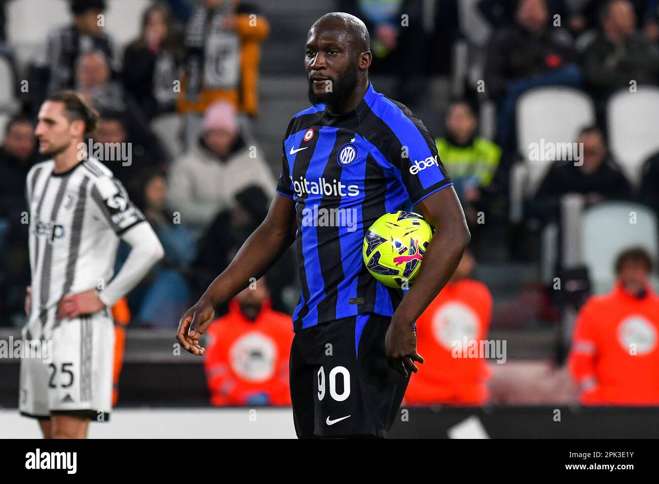 Romelu Lukaku du FC Internazionale détient le ballon avant de lancer une pénalité lors du match de football de la coupe d'Italie entre Juventus FC et FC Internazional Banque D'Images Romelu Lukaku du FC Internazionale détient le ballon avant de lancer une pénalité lors du match de football de la coupe d'Italie entre Juventus FC et FC Internazional Banque D'Images