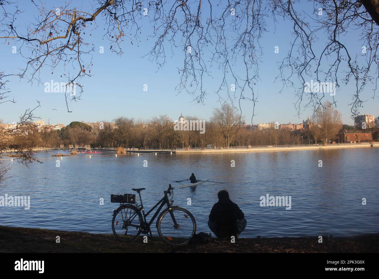 Se reposer en face d'un lac à Madrid avant de faire de nouveau du vélo Banque D'Images