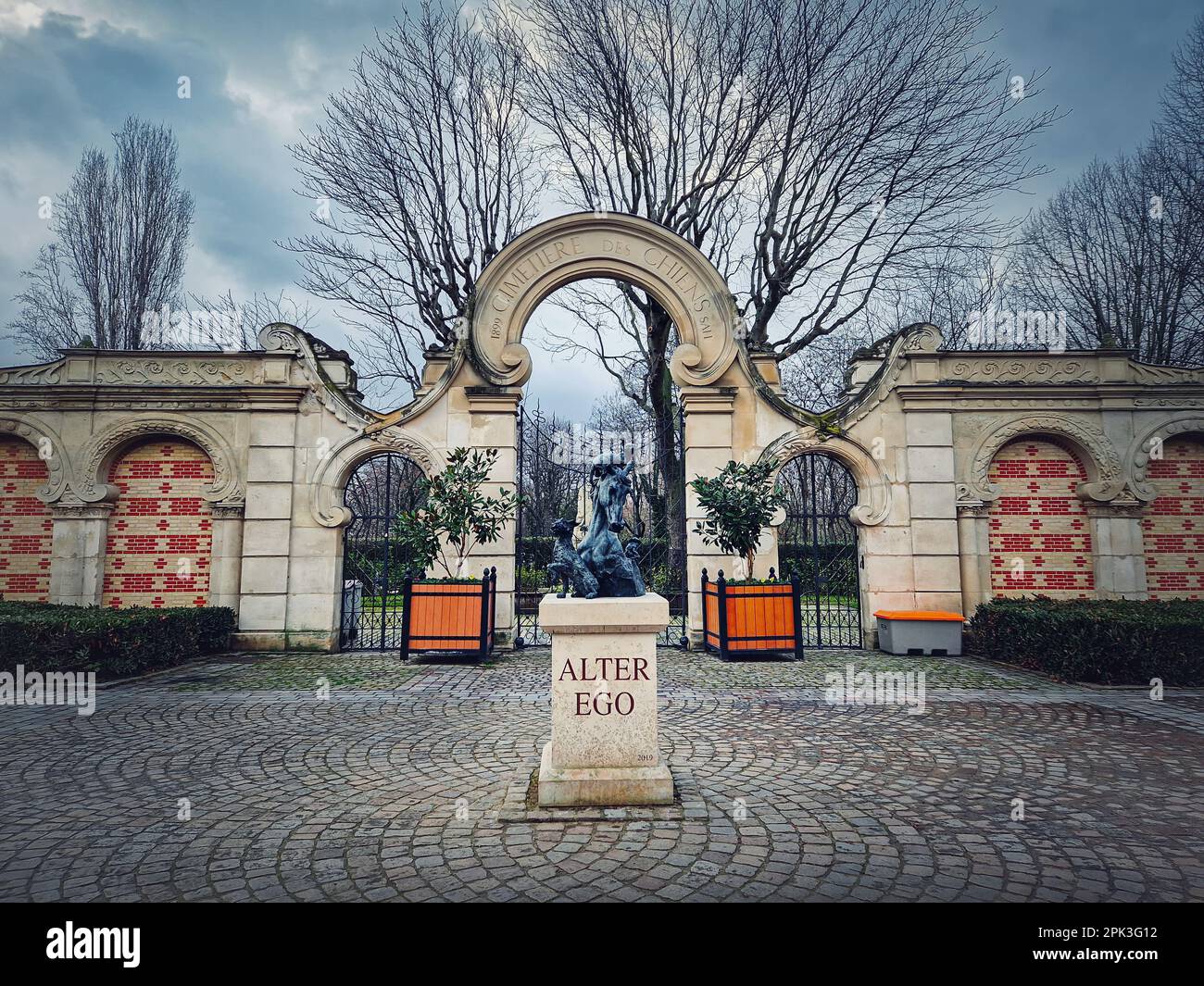 Cimetière des chiens à Asnieres-sur-Seine, Paris France. Vue sur la porte principale et l'entrée du plus ancien cimetière public d'animaux de compagnie au monde Banque D'Images