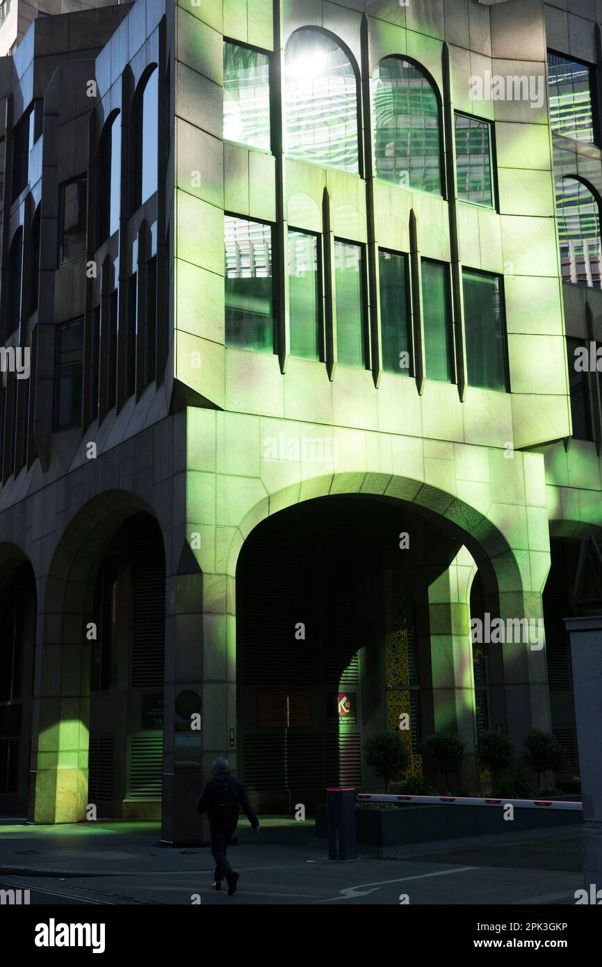 Un bâtiment est éclairé par un reflet de la lumière du soleil d'un autre bâtiment de Londres. Banque D'Images