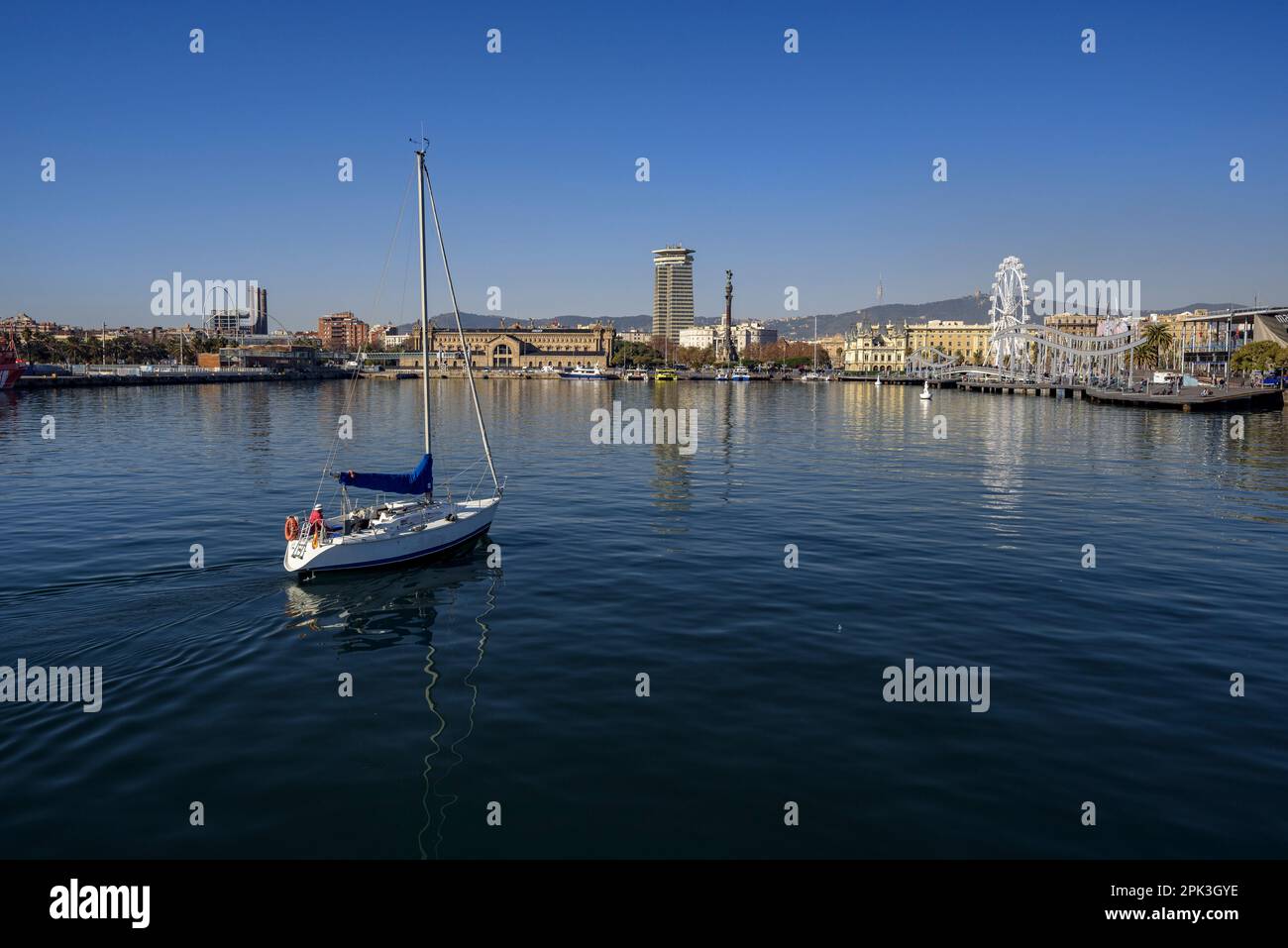 Un bateau en face de la mer dans le port de Barcelone. En arrière-plan, la Tour et le Monument de Columbus (Barcelone, Catalogne, Espagne) Banque D'Images