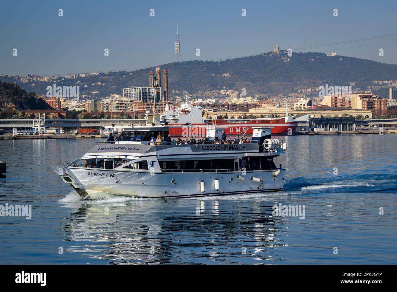 Un bateau de Las Golondrinas naviguant dans les eaux de la mer Méditerranée en face du port de Barcelone (Catalogne, Espagne) Banque D'Images