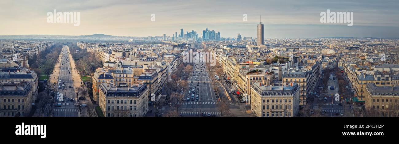 Panorama urbain aérien de Paris avec vue sur le quartier métropolitain de la Défense, France. Avenue des champs-Elysées, belle architecture parisienne, historique Banque D'Images