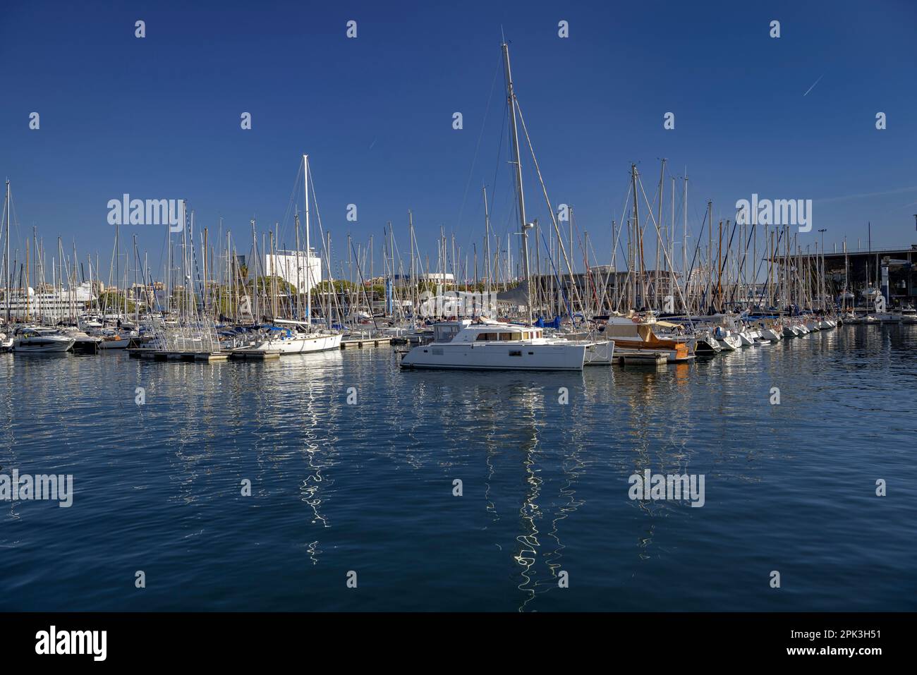 Bateaux amarrés à Port Vell (ancien port) de Barcelone (Catalogne, Espagne) ESP: Embarcaciones amaradas al Port Vell (puerto viejo) de Barcelone (España) Banque D'Images