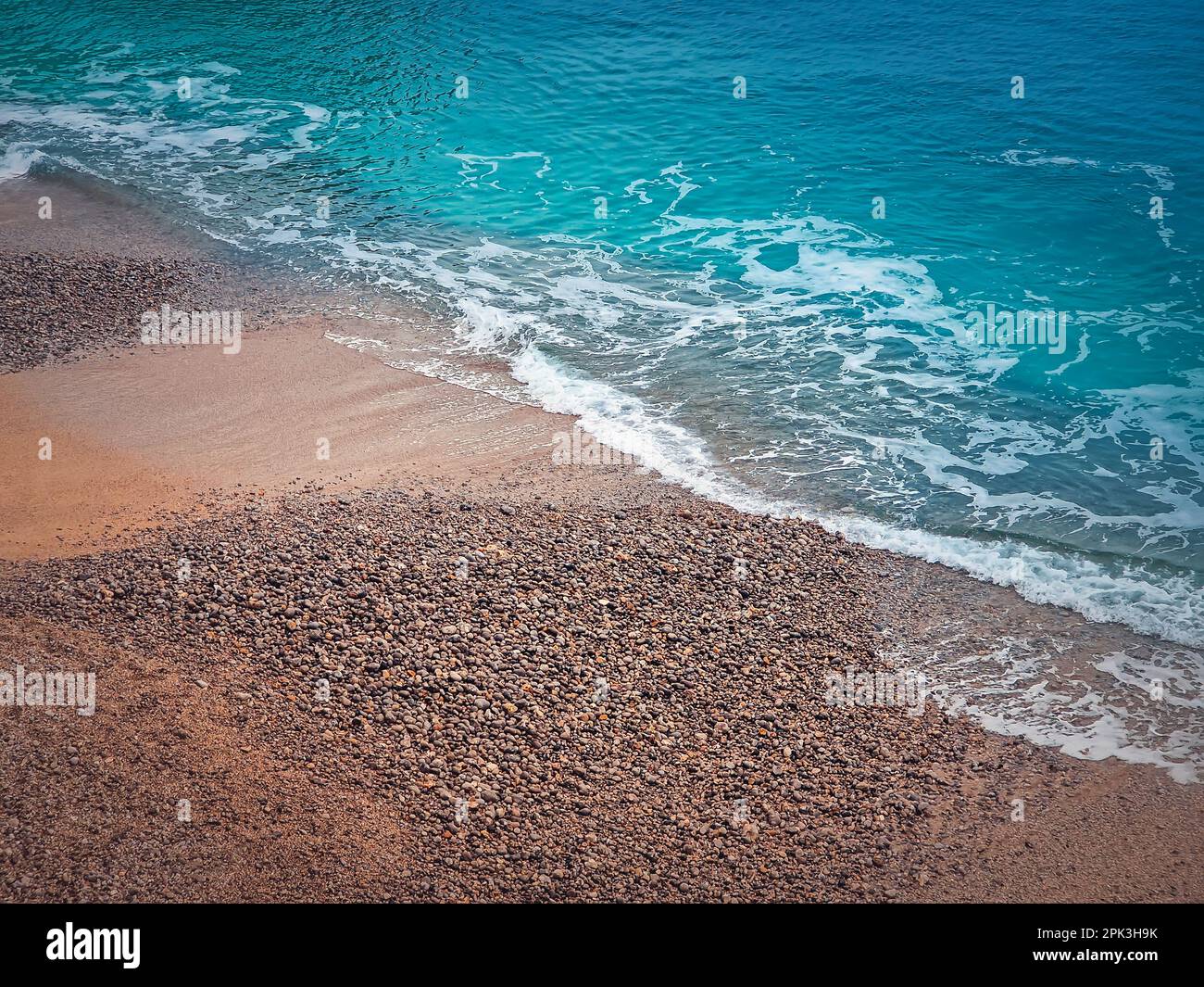 Les vagues bleues de l'océan frappent le rivage. Belle texture d'eau de mer et plage de sable Banque D'Images