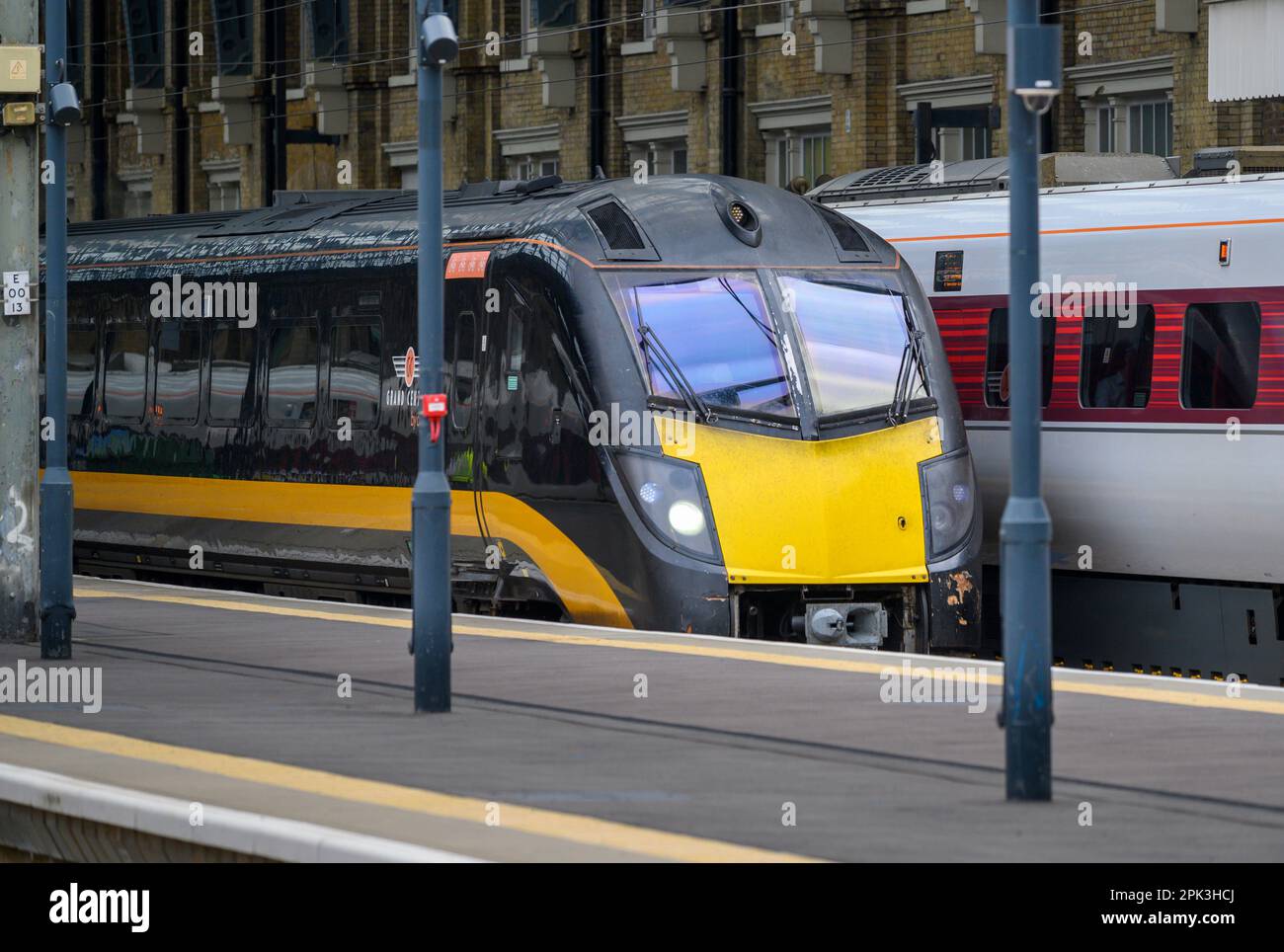 Classe 180 Adelante train à Grand Central Livery à la gare de Kings Cross, Londres, Angleterre Banque D'Images
